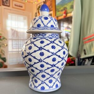Vintage blue and white chinoiserie Chinese painted ginger jar
